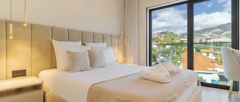 Departamento Deluxe, balcón, vista al océano | Cortinas blackout, insonorización y tabla de planchar con plancha