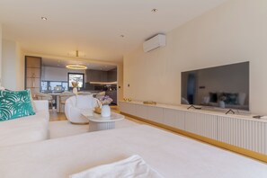 Deluxe Apartment, Balcony, Ocean View | Living area