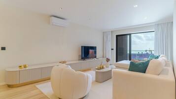 Apartamento luxo, sacada, vista para o oceano | Área de estar | TV 45 polegadas com canais a cabo