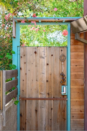 Exterior - Scenic Retreat With Deck Stunning Views in LA (Glendale)