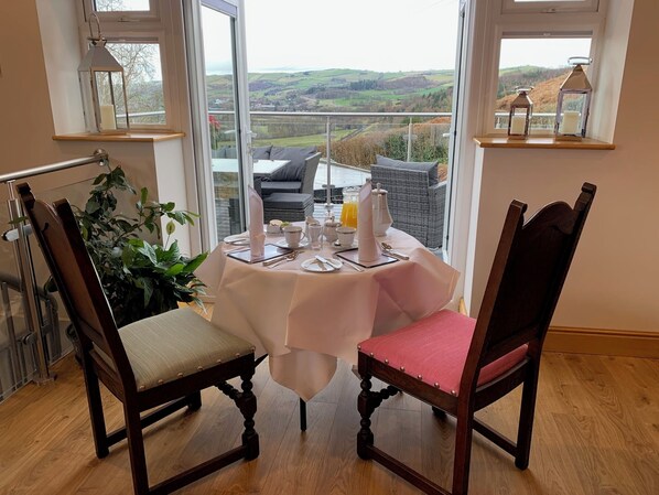 Daily full breakfast (GBP 10.00 per person)