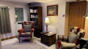 Traditional Cottage, 2 Bedrooms, Hill View | Living area