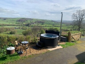 Traditional Cottage, 2 Bedrooms, Hill View | Private spa tub