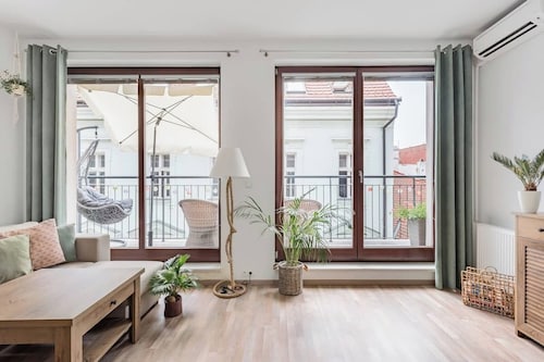 Adorable City Centre Apartment, Balcony, AC & Lift