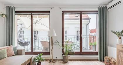 Adorable City Centre Apartment, Balcony, AC & Lift