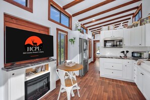 Refrigerador, microondas, parrilla de estufa y cafetera y tetera