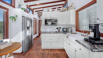 Réfrigérateur, micro-ondes, plaque de cuisson, cafetiÚre/bouilloire