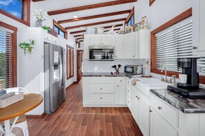 Kylskåp, mikrovågsugn, spishäll och kaffe- och tebryggare