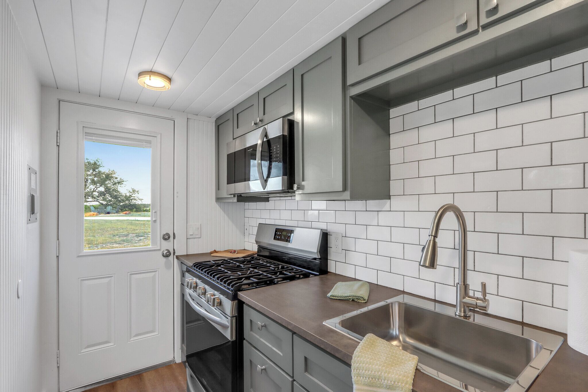 Jääkaappi, mikroaaltouuni, uuni, liesi