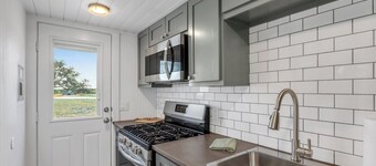 Charming Tiny Home Near Lake & Hill Country Fun