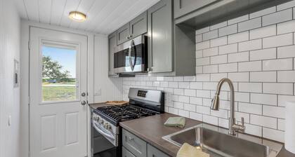 Charming Tiny Home Near Lake & Hill Country Fun