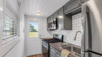 Jääkaappi, mikroaaltouuni, uuni, liesi