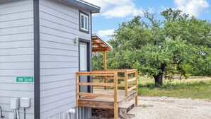 Un petit bâtiment d’un seul étage, doté d’une terrasse en bois et d’une enseigne sur laquelle on peut lire « INN Spired ».