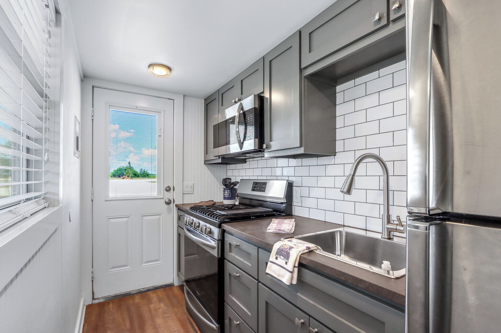 Réfrigérateur, micro-ondes, plaque de cuisson, cafetière/bouilloire