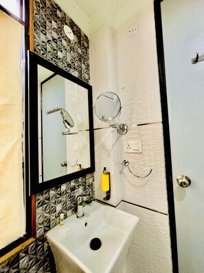 Free toiletries, slippers, towels, soap - Hotel Ishtara (New Delhi)