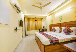 Deluxe Room, Garden View | Laptop workspace, iron/ironing board, free WiFi