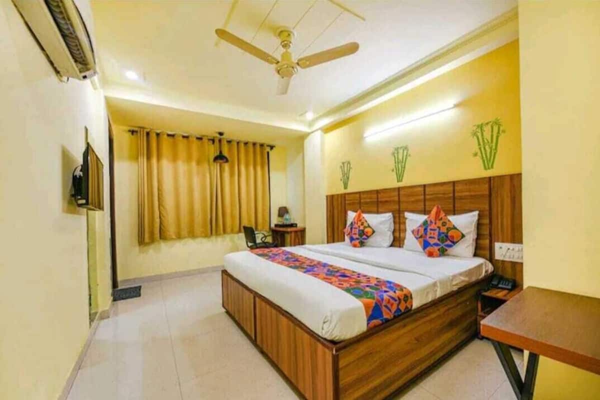 Deluxe Room, Garden View | Laptop workspace, iron/ironing board, free WiFi