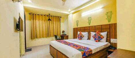 Deluxe kamer, uitzicht op tuin | Een laptopwerkplek, een strijkplank/strijkijzer, gratis wifi