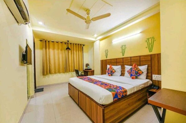 Deluxe Room, Garden View | Laptop workspace, iron/ironing board, free WiFi