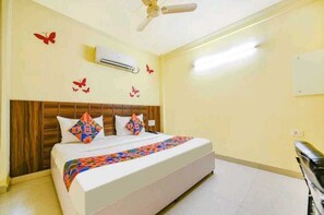 Deluxe Room, Garden View | 1 bedroom, laptop workspace, iron/ironing board, free WiFi