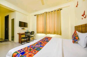 Deluxe Room, Garden View | 1 bedroom, laptop workspace, iron/ironing board, free WiFi