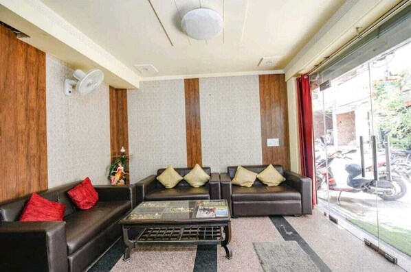 ฝ่ายต้อนรับ