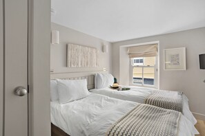 2 bedrooms, iron/ironing board, travel cot, free WiFi - Churchside Cottage - 2 bed in the heart of Fowey (Fowey)