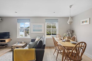 TV, fireplace, books - Churchside Cottage - 2 bed in the heart of Fowey (Fowey)