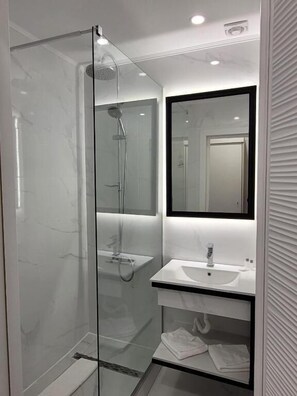 Superior Double or Twin Room, Mountain View | Bathroom | Shower, free toiletries, towels, soap - Hotel Soimul (Brasov)