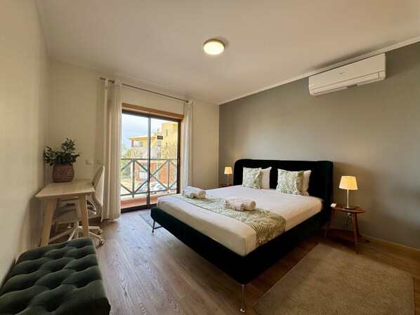2 quartos, berços (sobretaxa), roupa de cama