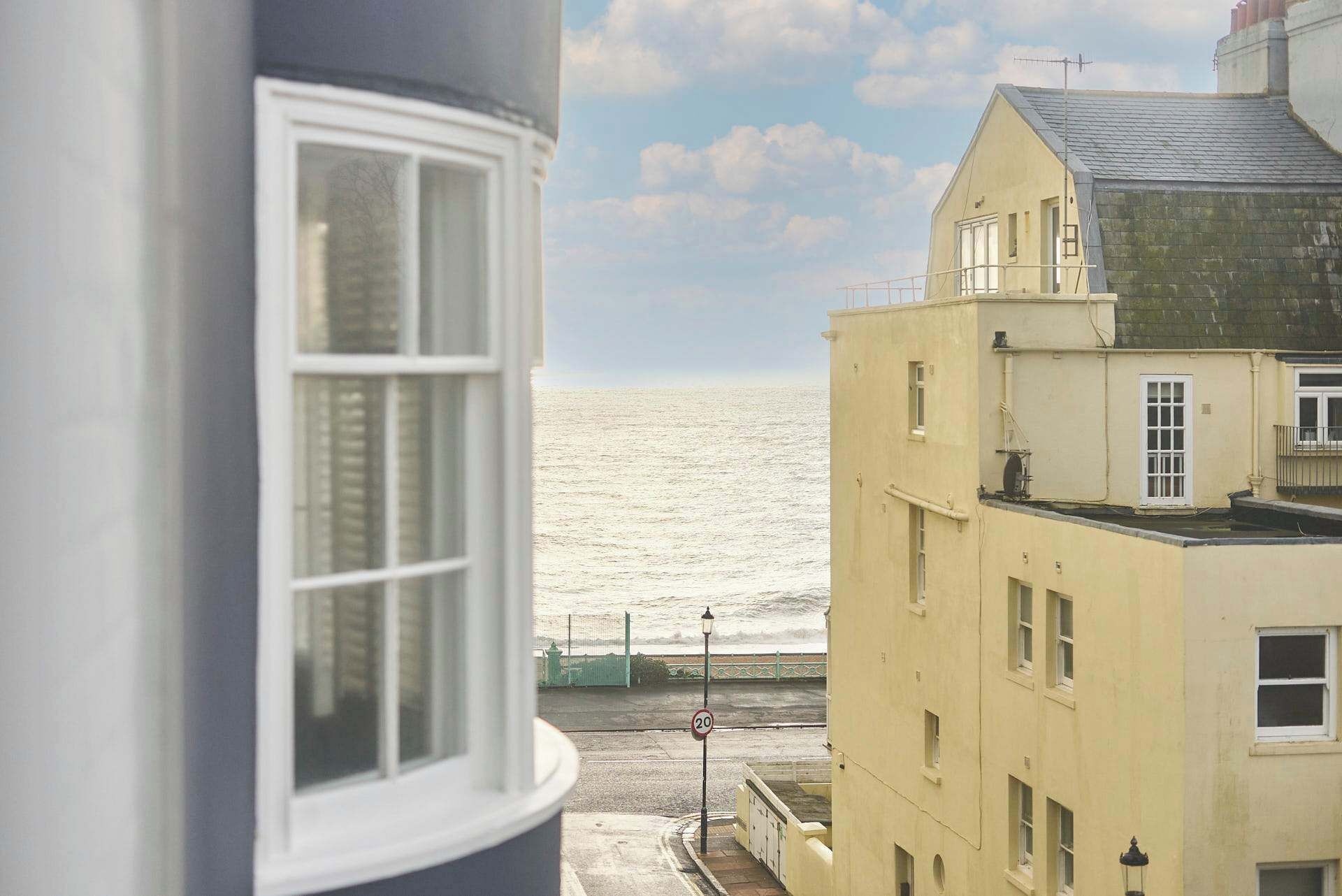 Een gebouw aan de kust met uitzicht op zee.