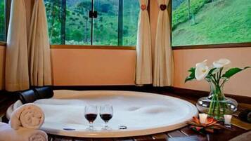 Chalé com Banheira de Hidromassagem | Wi-Fi de cortesia