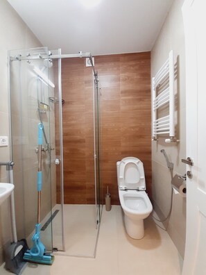 Dusche, Haartrockner, Bidet, Handtücher
