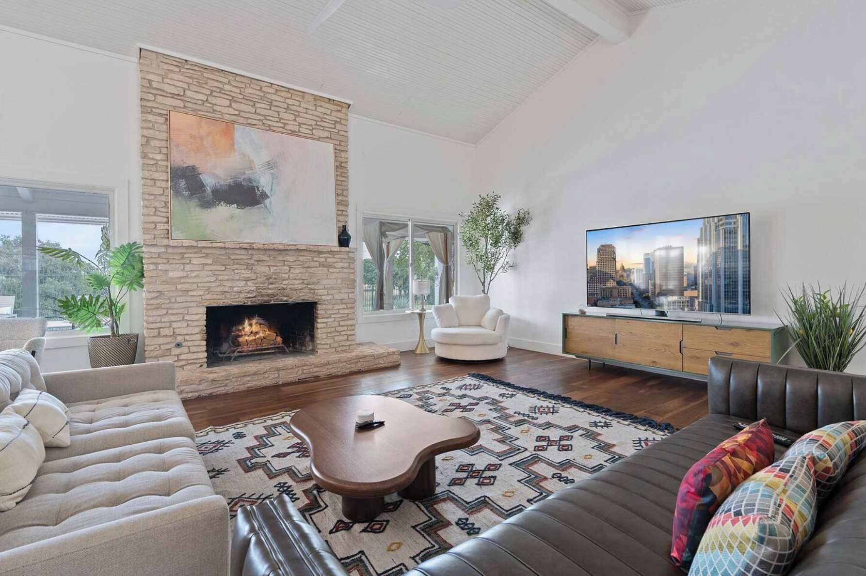 Televisor, llar de foc i oficines 