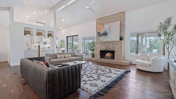 Televisión, chimenea y oficina