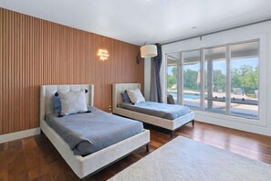 4 bedrooms, desk, iron/ironing board, free WiFi