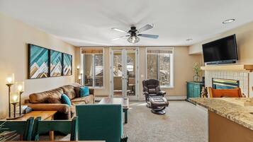 Televisión y chimenea