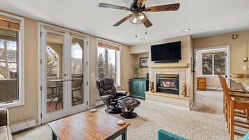 Televisión y chimenea