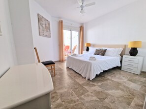 2 bedrooms, iron/ironing board, free WiFi, bed sheets - 5 minutes walk to the beach! 2-bedroom apartment with WiFi, AC in Calahonda (Calahonda)