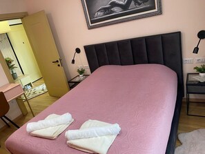 Cortinas blackout, tabla de planchar con plancha y wifi gratis 