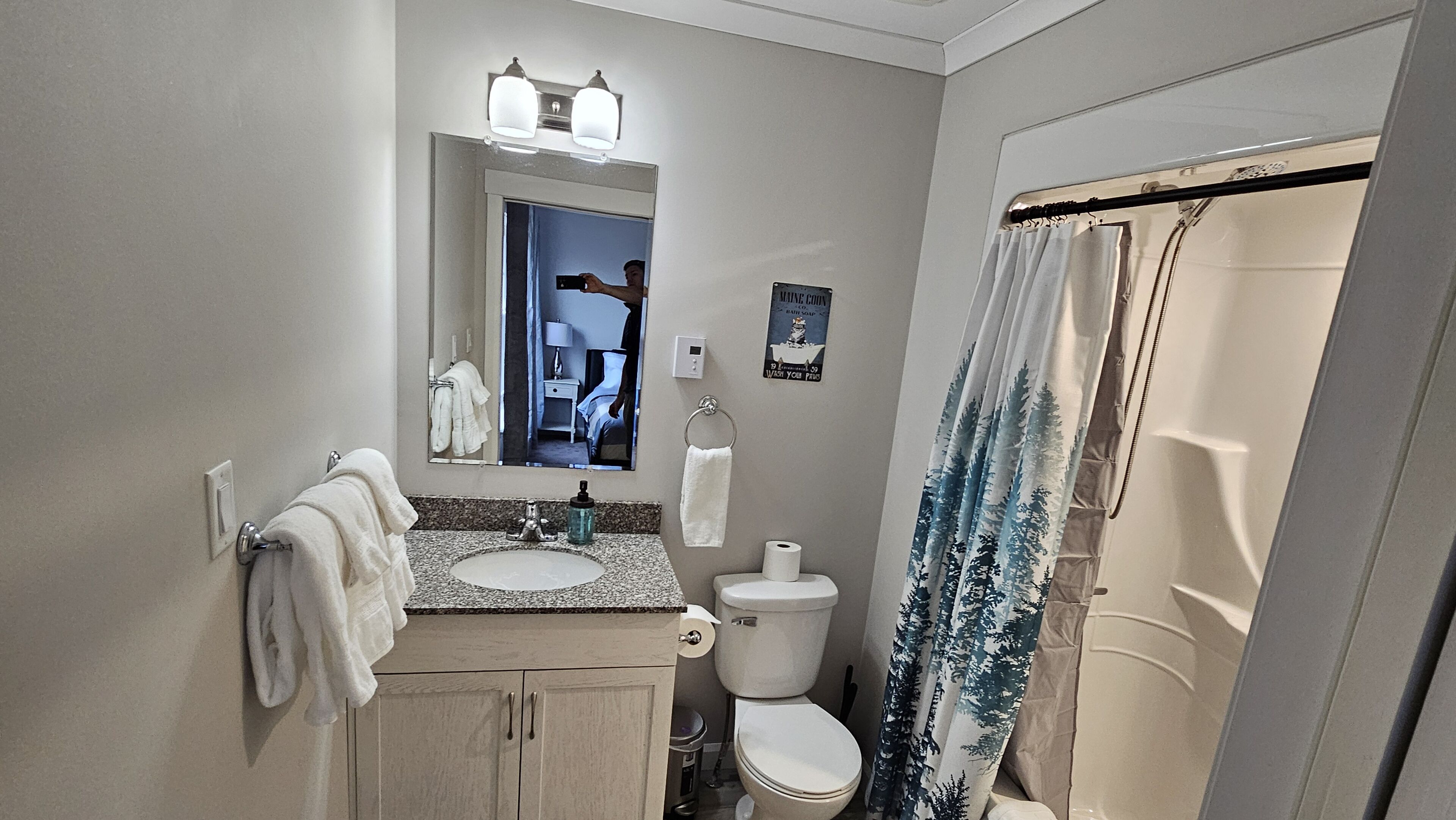 Sèche-cheveux, serviettes fournies, savon, papier toilette