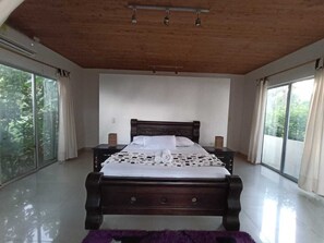 Front of property – evening/night - Hostal Hilltop Capurgana (Capurgana)