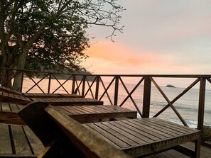 Fachada da propriedade à noite
