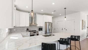 House, 6 Bedrooms | Private kitchen | Fridge, oven, coffee/tea maker, toaster