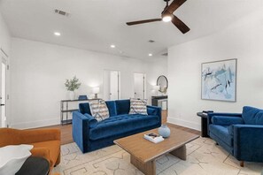 Casa, 6 habitaciones | Área de sala de estar | Smart TV