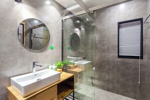 Hair dryer, slippers, towels, soap - YOUTEA Holiday Villa (Huzhou)