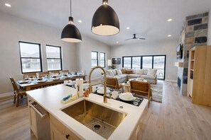 Condo, 4 Bedrooms | Dining