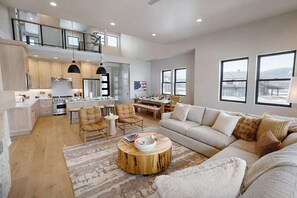 Condo, 4 habitaciones | Área de sala de estar | Smart TV