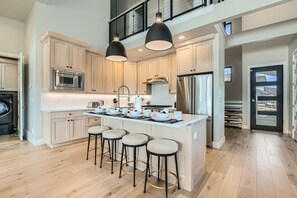 Condo, 4 chambres | Cuisine privée | Réfrigérateur, un four, cafetière-théière, bouilloire électrique