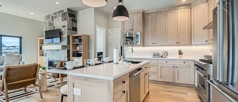 Maison mitoyenne, 4 chambres | Cuisine privée | Réfrigérateur, four, cafetière/bouilloire, bouilloire électrique